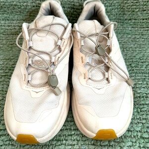 Women’s Hoka transport size 8